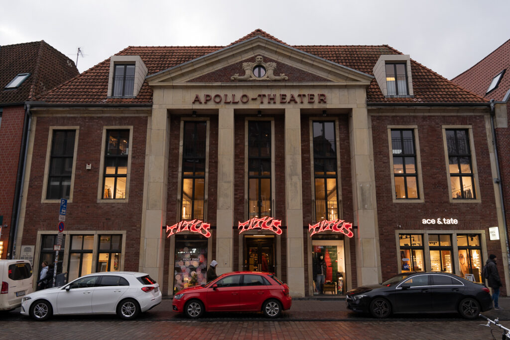 Gebäudefront mit hohen Säulen und Aufschrift "Apollo-Theater"