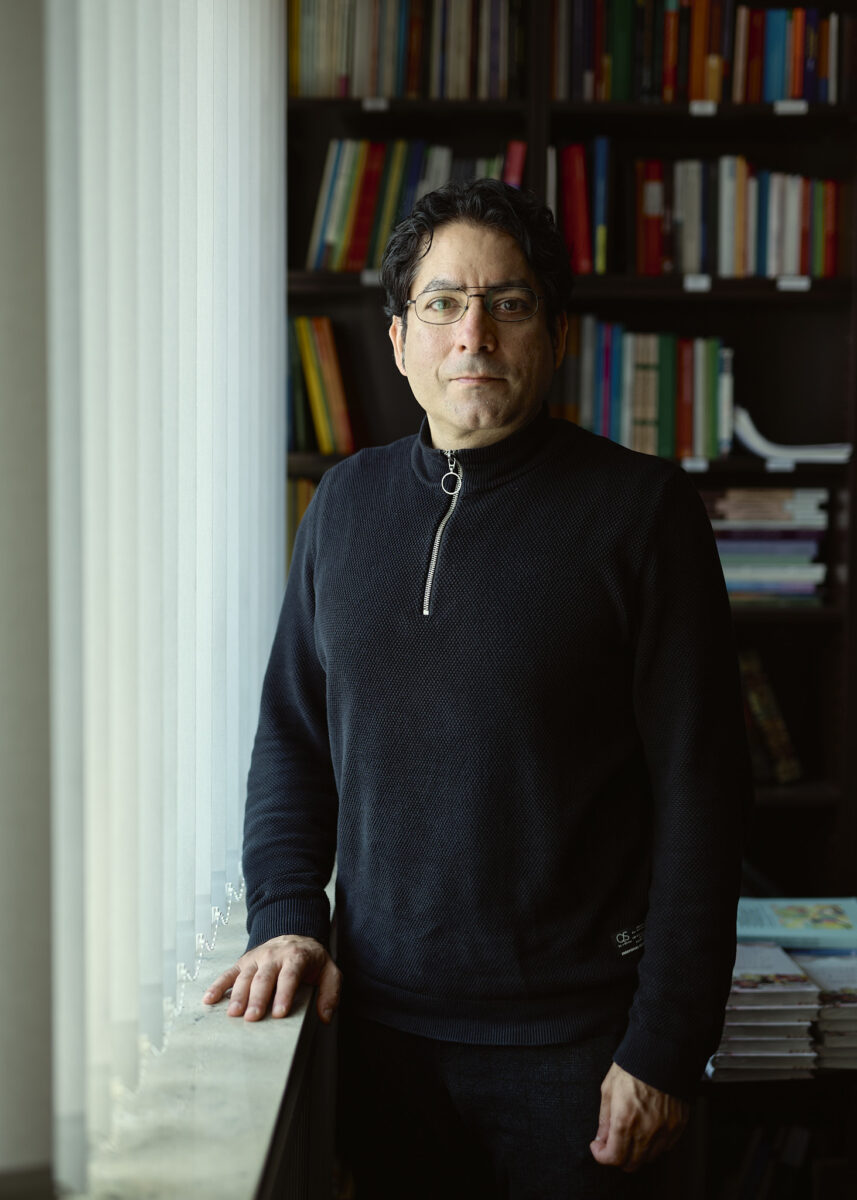 Prof. Dr. Mouhanad Khorchide in seinem Büro