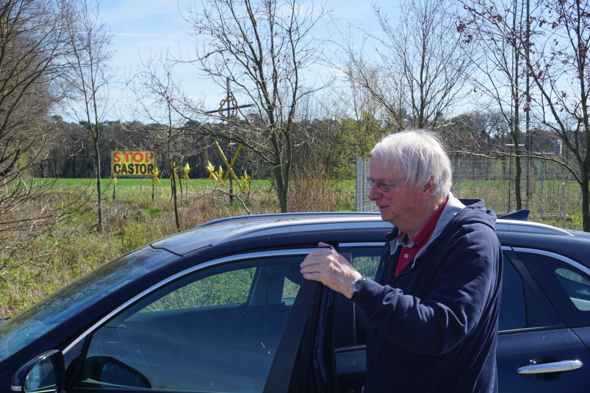 Felix Ruwe von der Bürgerinitiative „Kein Atommüll in Ahaus“ vor seinem Auto.