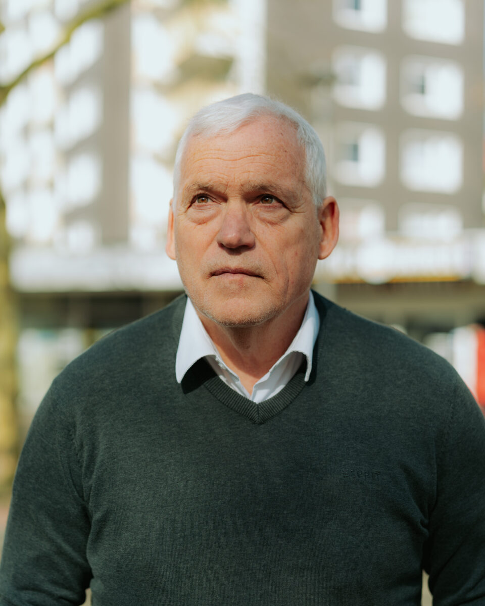 Thomas Kollmann: ein ergrauter Mann schaut auf die Schleife