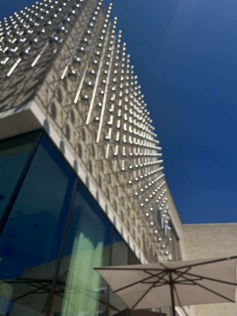 LWL-Kunstmuseum Münster, metallische Fassade. Bild ist verwischt