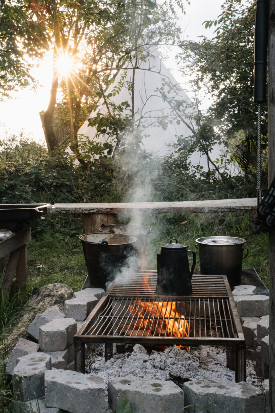 Ein Blecheimer mit Wasser steht immer auf dem offenen Feuer
