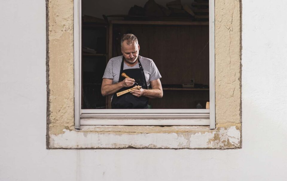 Guido Stengel arbeitet am Fenster