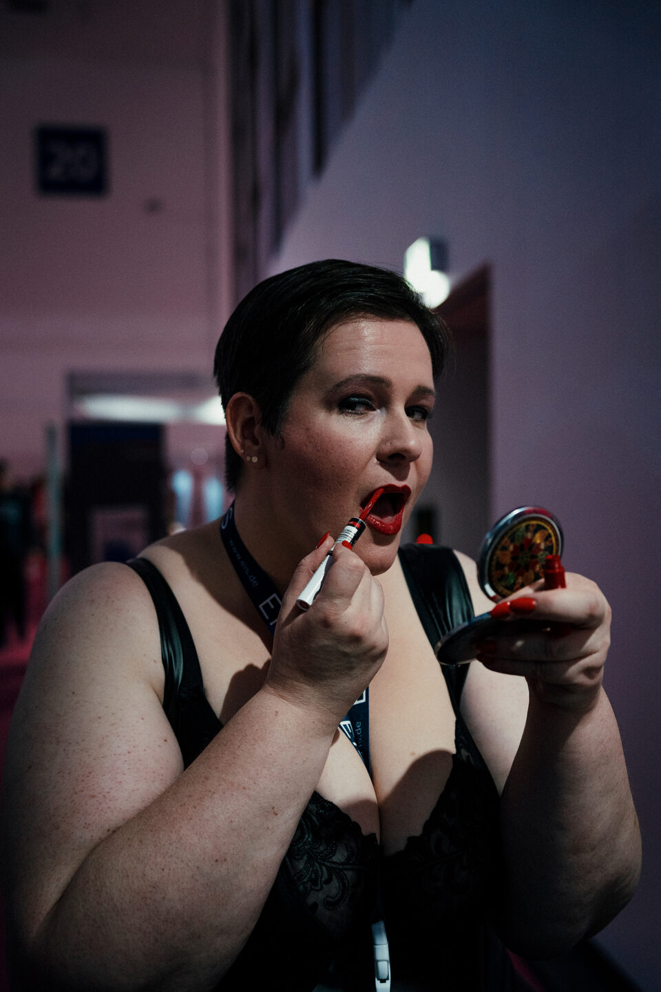 Jana am "Kauf mich" Stand auf der Venus, wie sie ihre Lippen nachzieht.