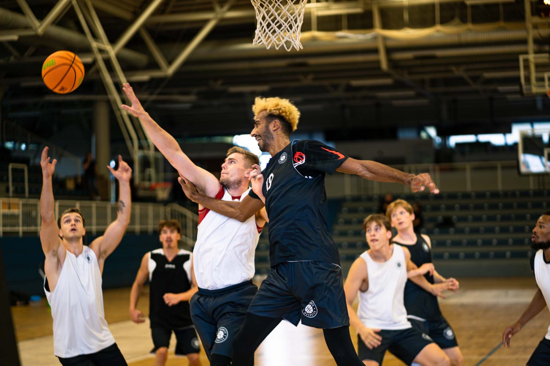 Basketballer im Spiel in einer Halle