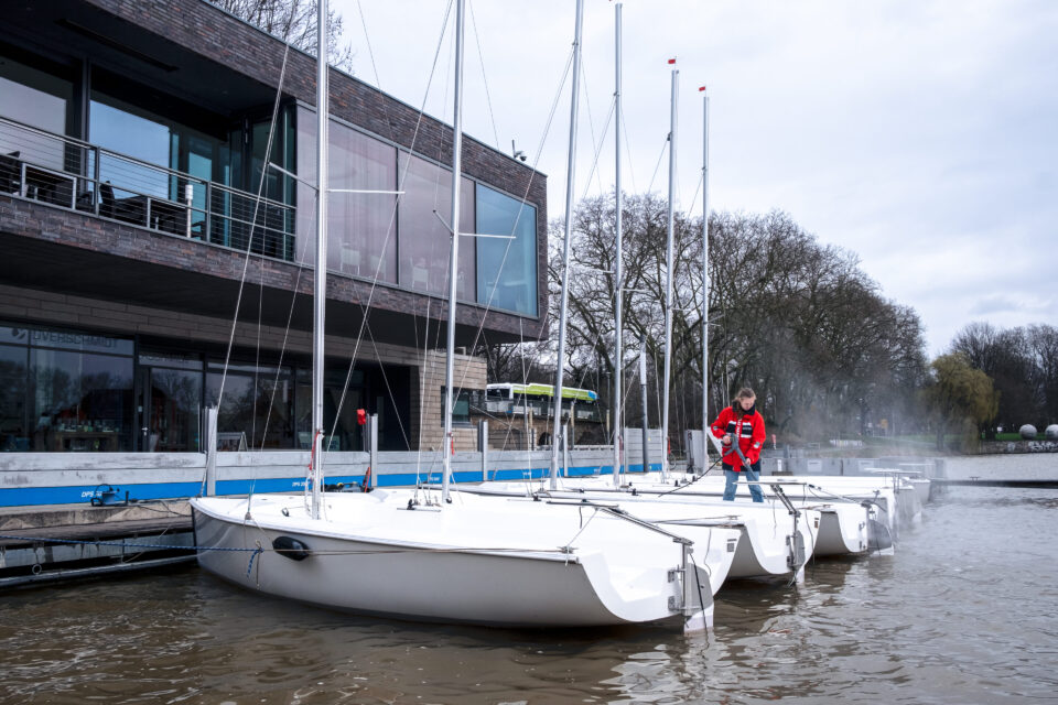 Die Boote werden mit dem Hochdruckreiniger gereinigt