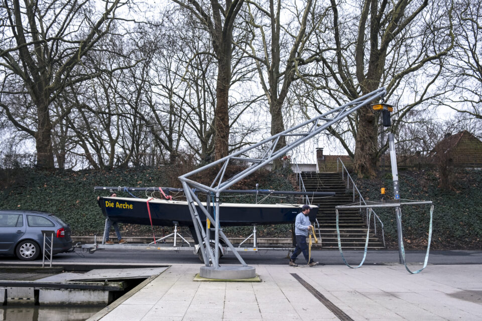 Neben den Aaseeterrassen steht der Bootskran