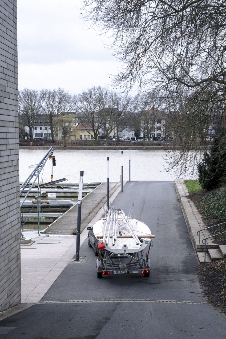 Ein Segelboot wird mit einem Anhänger aus dem Winterlager abgeholt