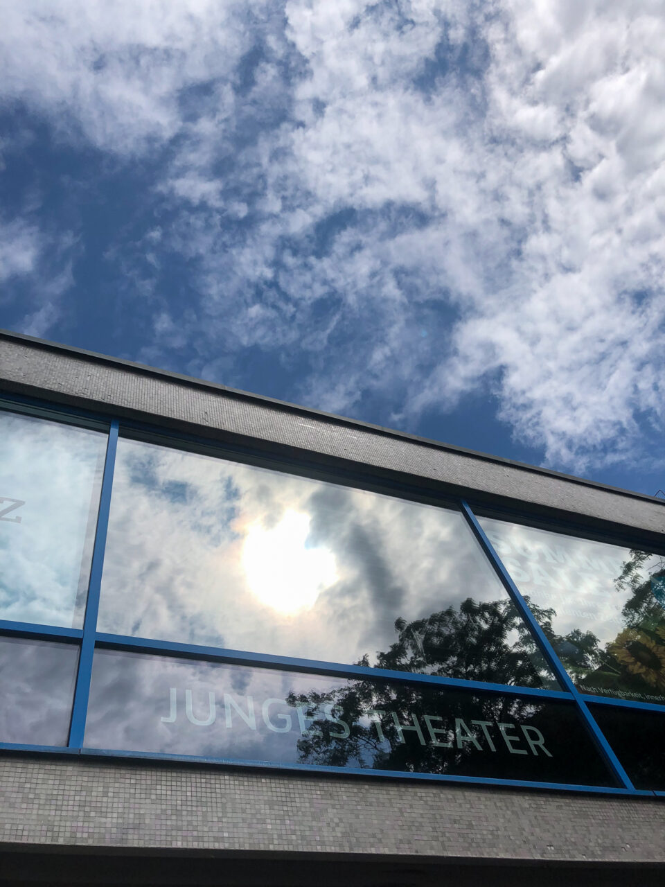 Große Fensterscheibe am Eingang des Theaters