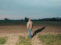 Tim Hesse schaut zum Horizont