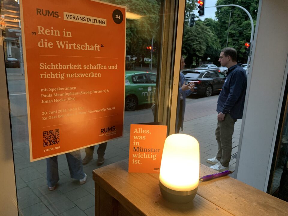 Foto, auf dem das Plakat der vierten b2b-Veranstaltung der Reihe "Rein in die Wirtschaft" zu sehen ist