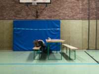 Jemand liegt auf einer Bank