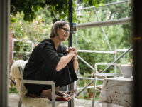 Lisa Kötter hockt in einem Stuhl