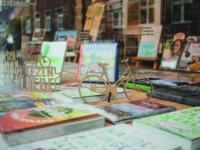 Blick ins Schaufenster eines Ladens in der Innenstadt