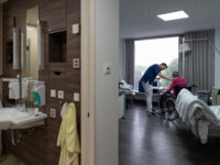 Jannick Demski bei der morgendlichen Pflege eines Patienten.