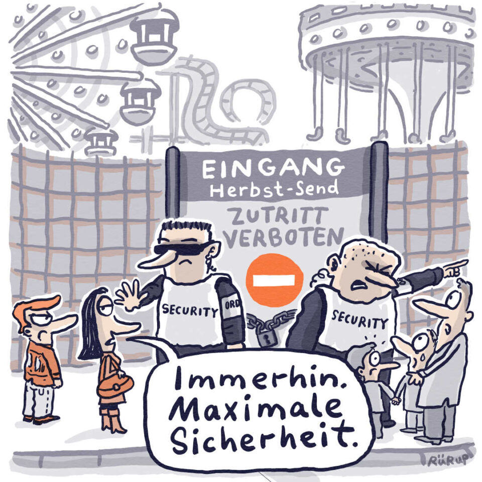 Vier Männer stehen vor zwei Security-Leuten am Send, die vor einer Wand mit der Aufschrift "Zutritt verboten" stehen, die den Send einzäunt. Drinnen ist alles menschenleer. Eine Frau sagt: "Immerhin. Maximale Sicherheit."