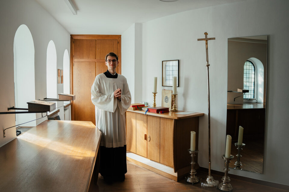 Carl Severin Seibert steht im Talar in der Sakristei des Priesterseminars in Münster.
