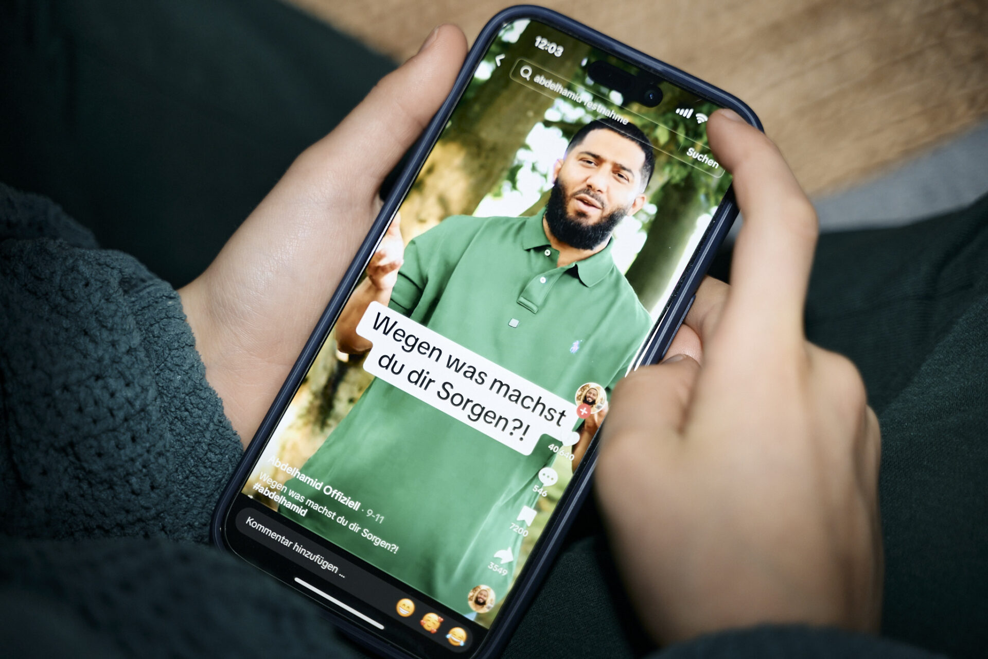 (Symbolbild) Kinderhände scrollen durch den TikTok-Kanal von Abdelhamid