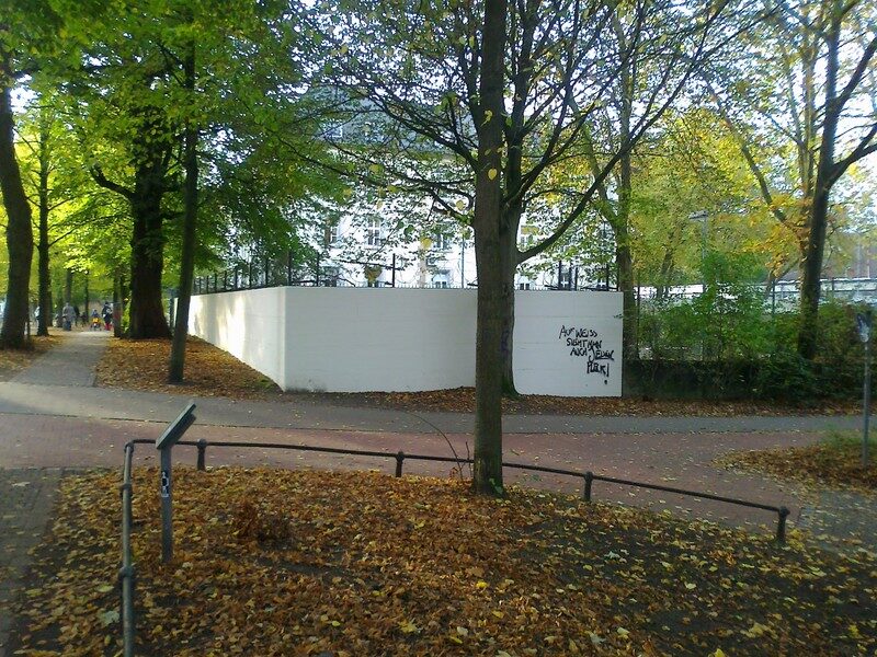 04-04-2025_Fundbuero_Weisse Mauer mit Grafitto