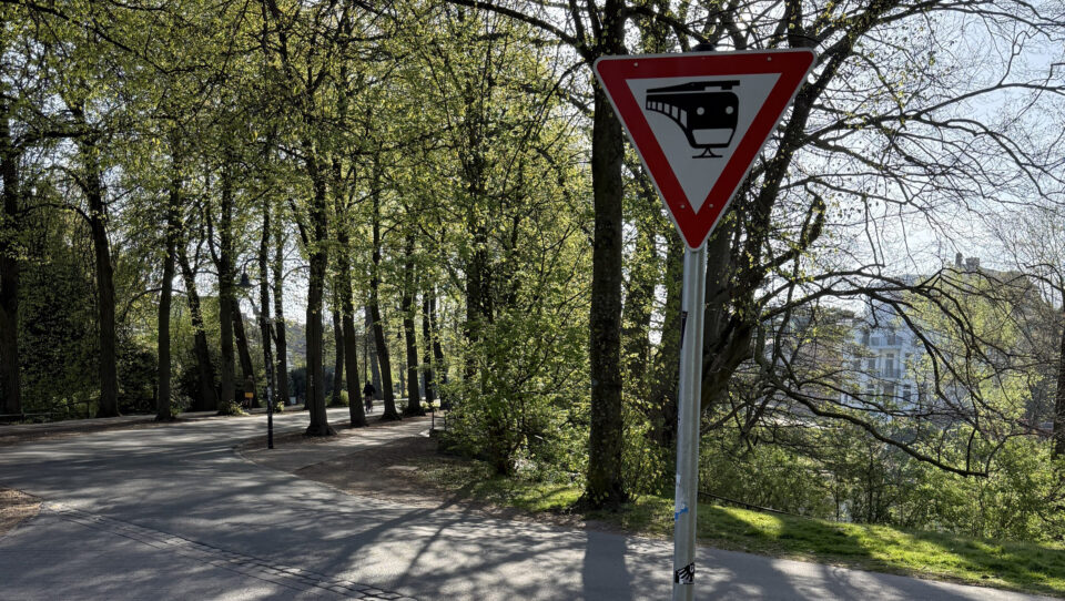 Fundbüro: Bahn-Schild an der Promenade
