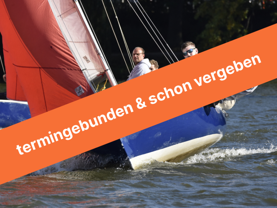 Segelboote mit roten Segeln und Seglern, die auf einem Gewässer fahren. Über dem Bild liegt ein oranger Balken mit der Aufschrift termingebunden & schon vergeben.