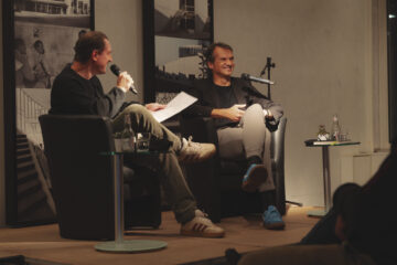 Ralf Heimann und Klaus Brinkbäumer sprechen am 17. November 2025 im Theatercafé über Brinkbäumers Buch "Zeit der Abschiede".