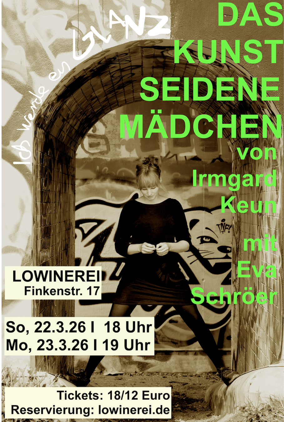 Auf dem Foto steht die Schauspielerin Eva Schröer in einem Torbogen vor einer Wand voller Grafitti.