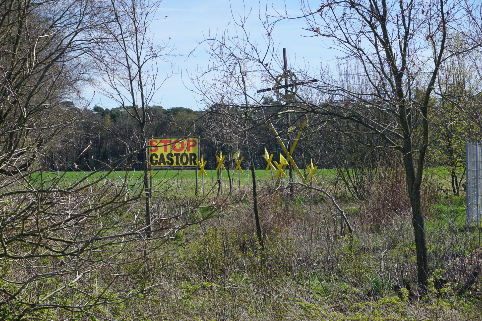 Schild mit der Aufschrift "Stop Castor" neben dem Zwischenlager in Ahaus.