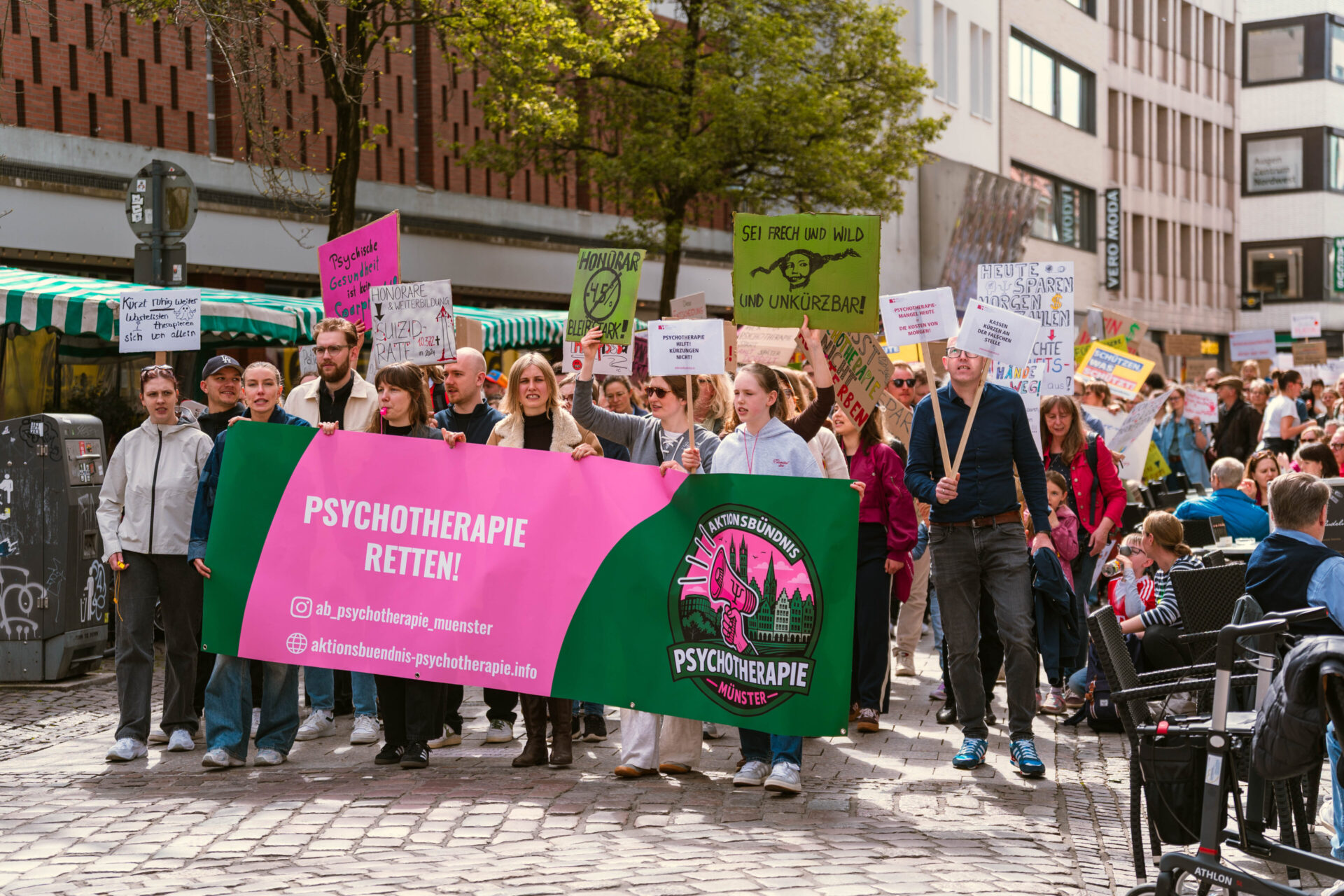 Demonstrierende mit Front-Transparent auf einer Demo des "Aktionsbündnisses Psychotherapie"