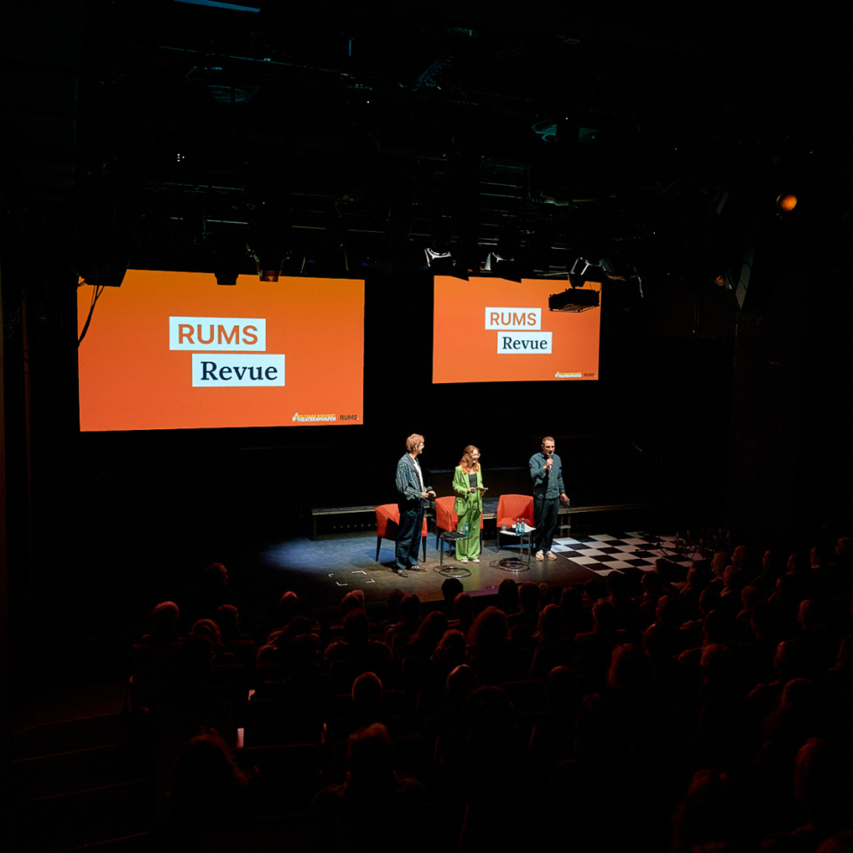 Foto, auf dem die RUMS-Redaktion auf der Bühne des Wolfgang Borchert Theaters zu sehen ist.