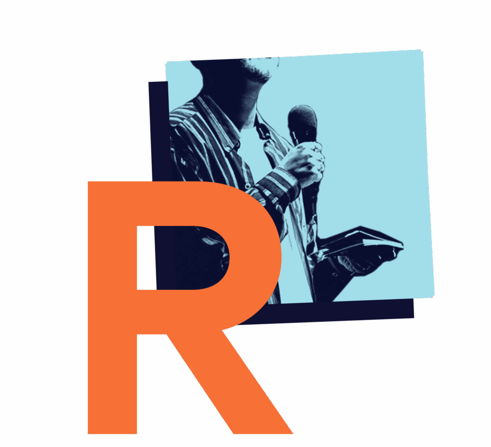 Grafik, auf der ein "R" für RUMS zu sehen ist und ein Bild mit einem Redakteur, der ein Mikro und ein Notizbuch in der Hand hält.